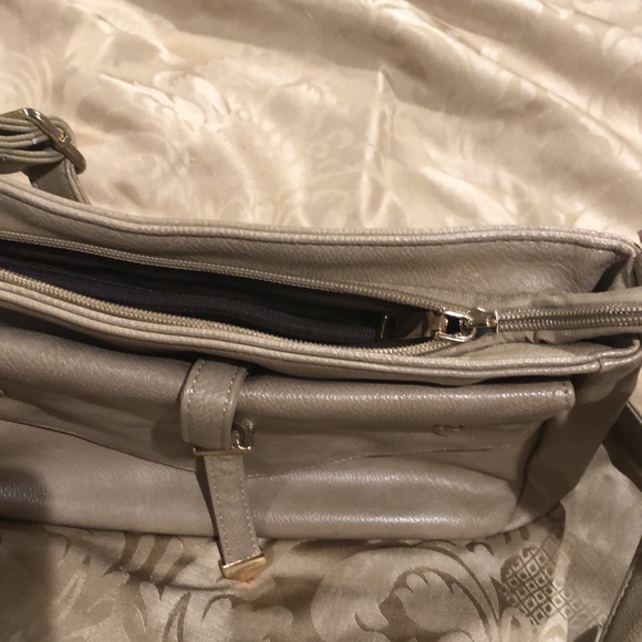 Tan purse with many pockets/compartments - Picture 6 of 16